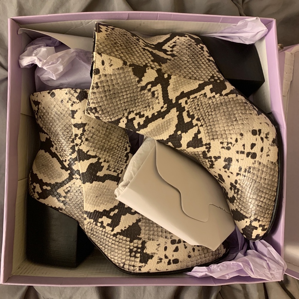 Madden Girl
Aaden Block Heel Booties